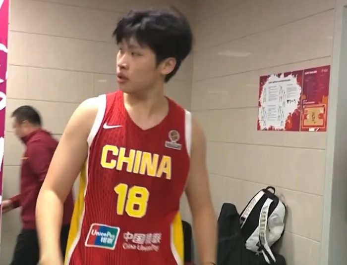 世界杯官网入口-胜捷克更衣室！王思雨笑开花，其余各将淡定，球队隐患还是多！|女篮|女篮世界杯|捷克女篮|中国女篮|陈明伶_新浪体育_新浪新闻